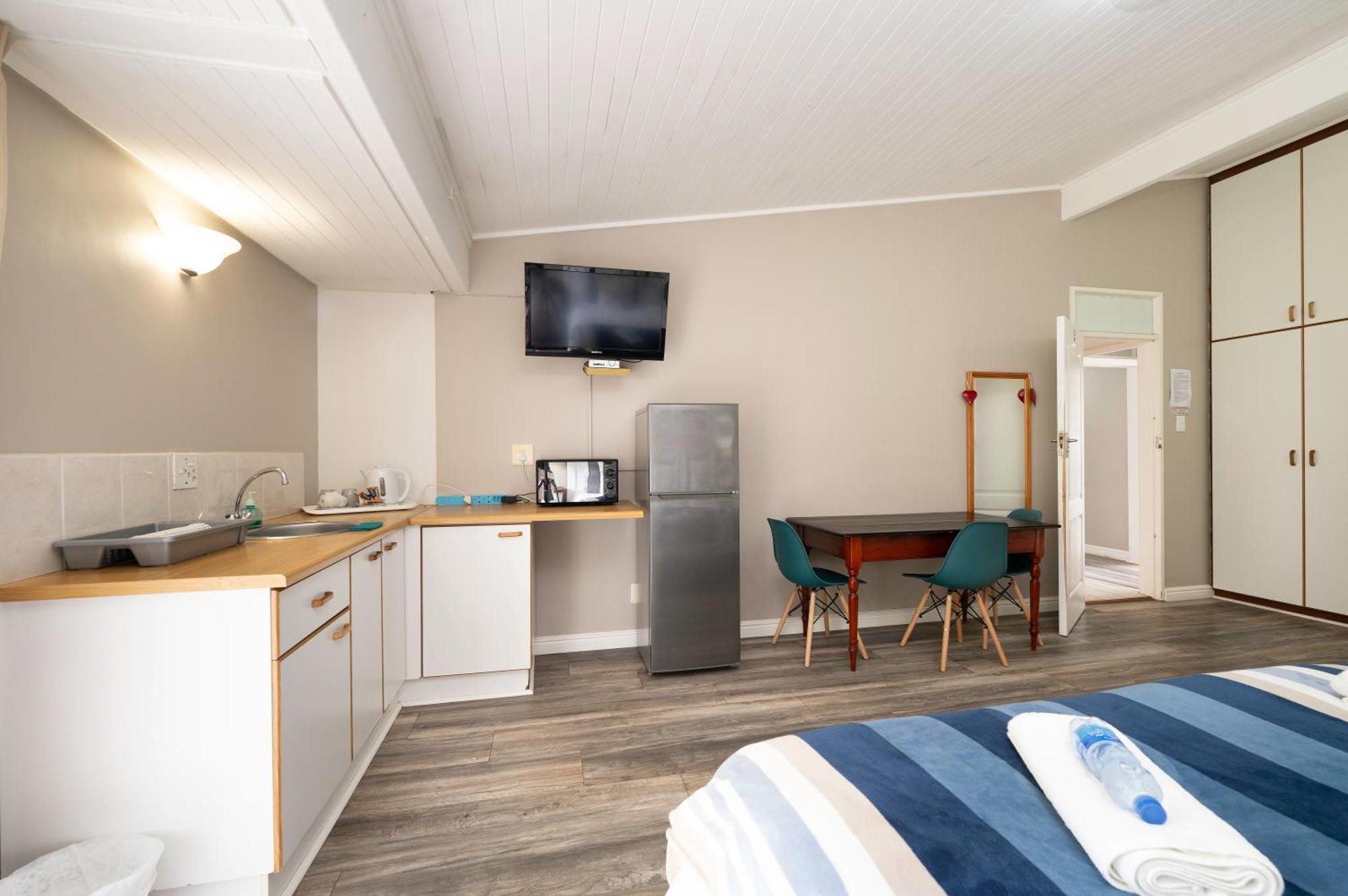 Admirals Lodge Guest House And Brightways Self Catering Apartments Port Elizabeth Exterior foto