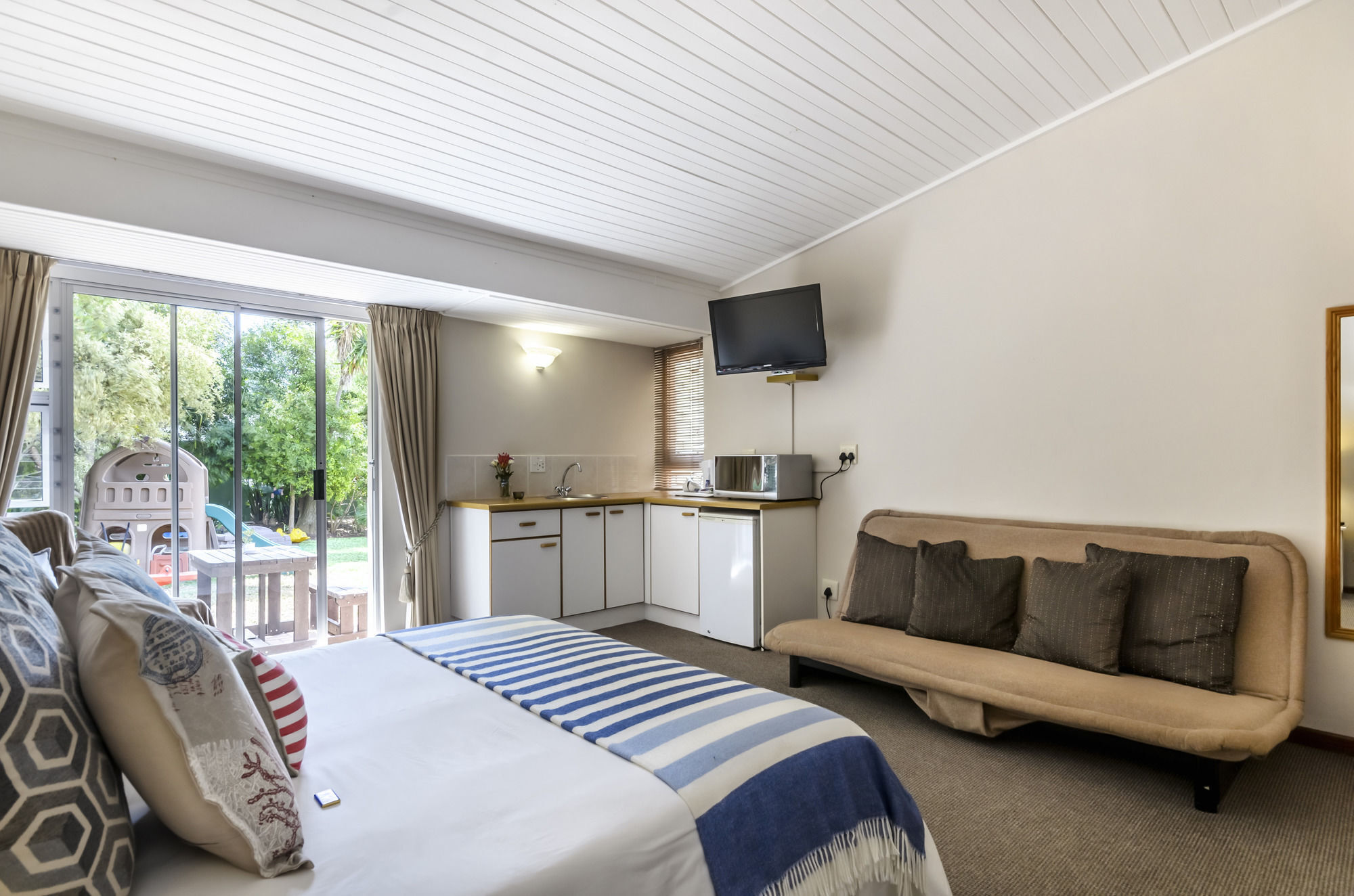 Admirals Lodge Guest House And Brightways Self Catering Apartments Port Elizabeth Exterior foto