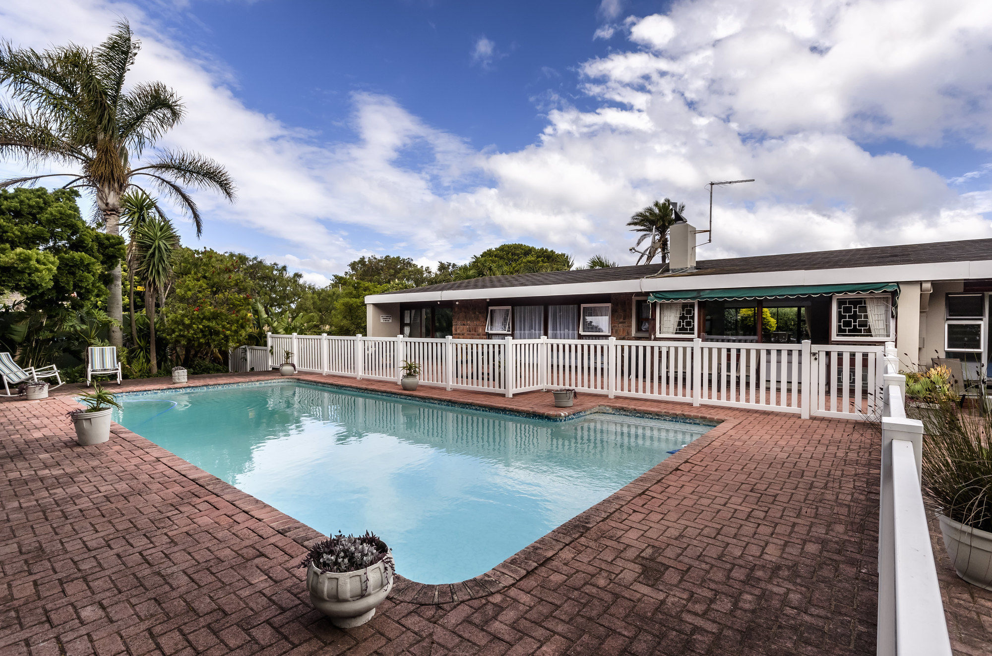 Admirals Lodge Guest House And Brightways Self Catering Apartments Port Elizabeth Exterior foto
